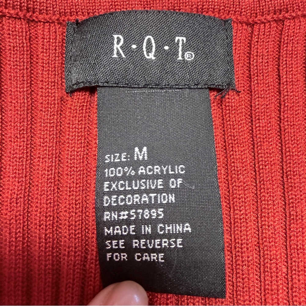 RQT DARK RED SHORT SLEEVE RIBBED FITTED SWEATER VNECK SILVER DECORATIVE - Picture 5 of 5